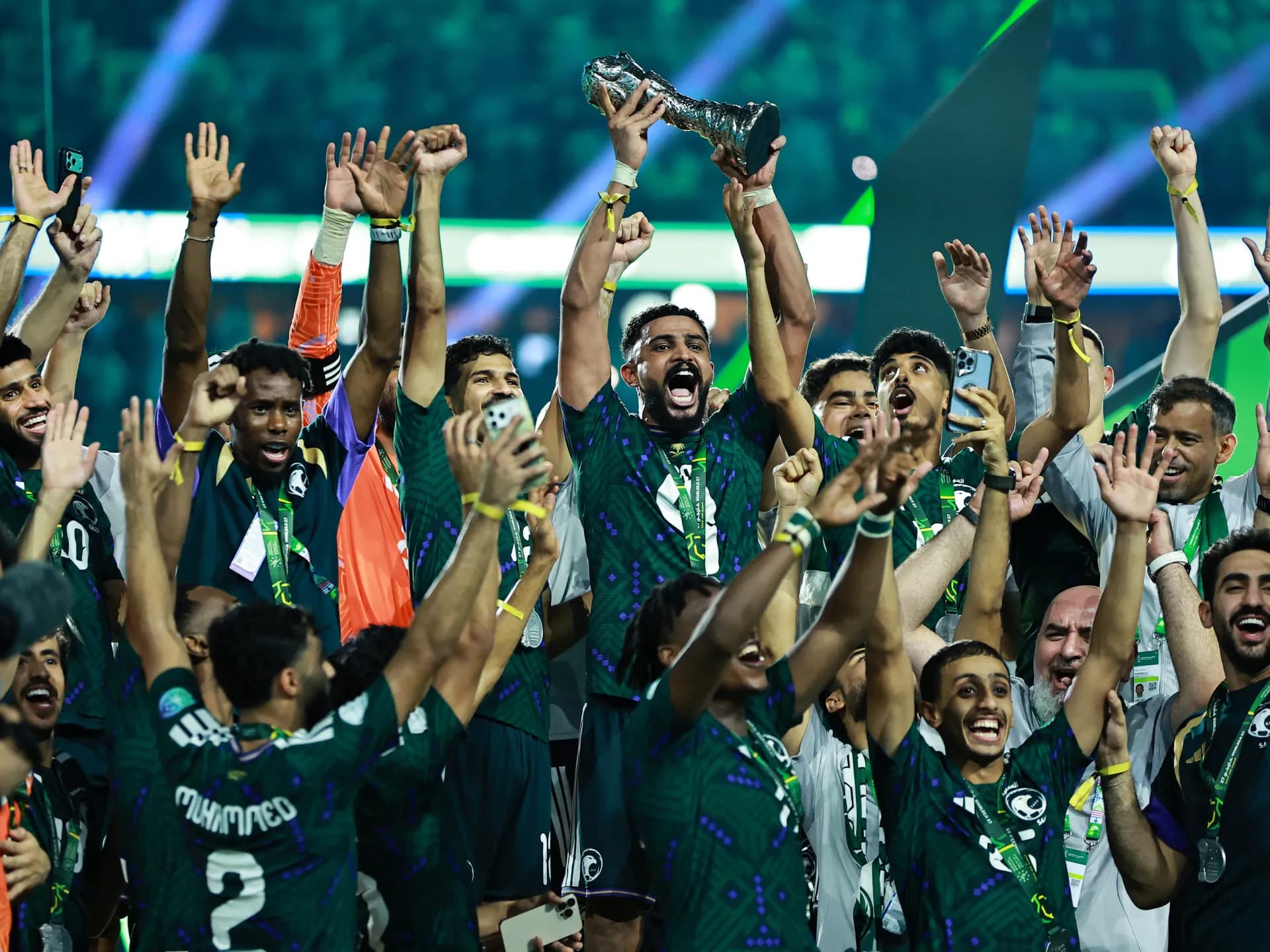 Jugadores de Arabia Saudí celebran el título de la Copa del Golfo tras vencer a Emiratos en el estadio de la Ciudad Deportiva Rey Abdalá, en Yeda