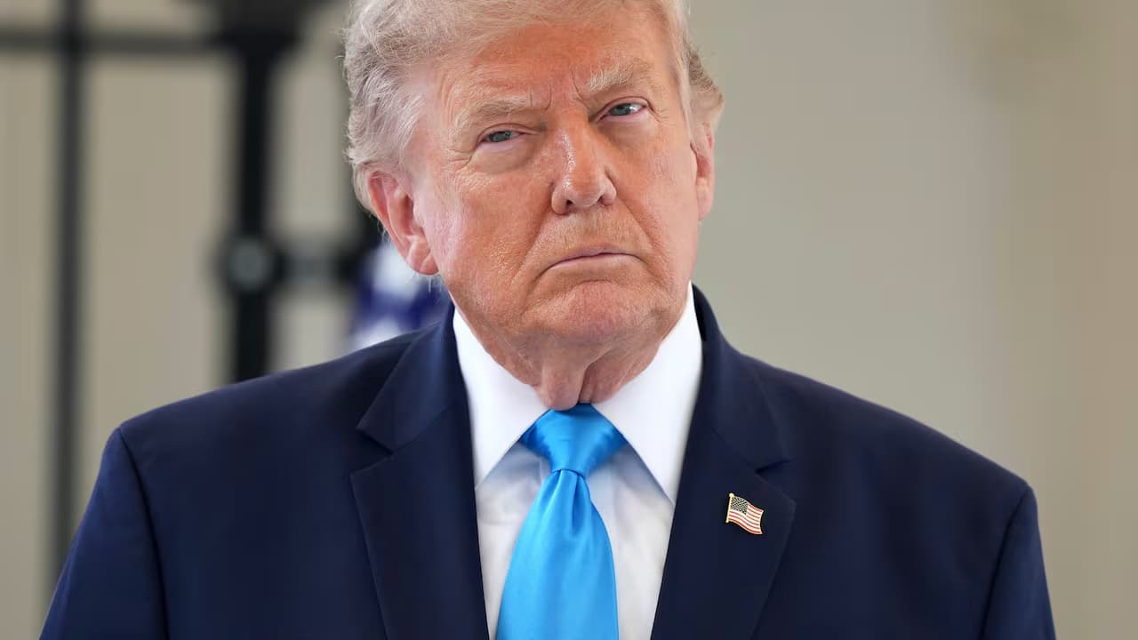 Retrato del presidente estadounidense Donald Trump con traje azul y corbata celeste