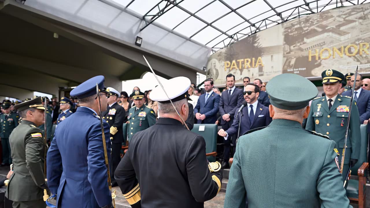Oficiales de las Fuerzas Militares con uniforme de gala en una ceremonia castrense