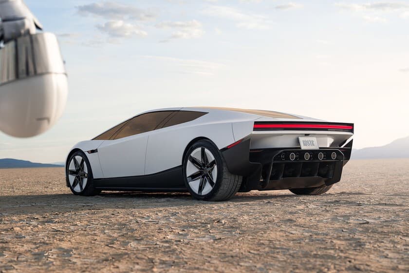 El nuevo Tesla Roadster, blanco y de líneas planas, estacionado en un desierto