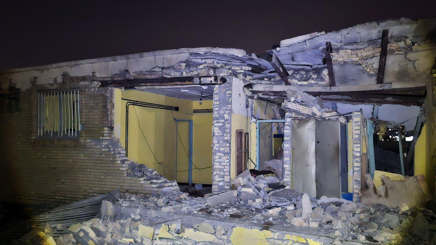 Daños en un edificio alcanzado por un ataque estadounidense en Kuhestak, sur de Irán