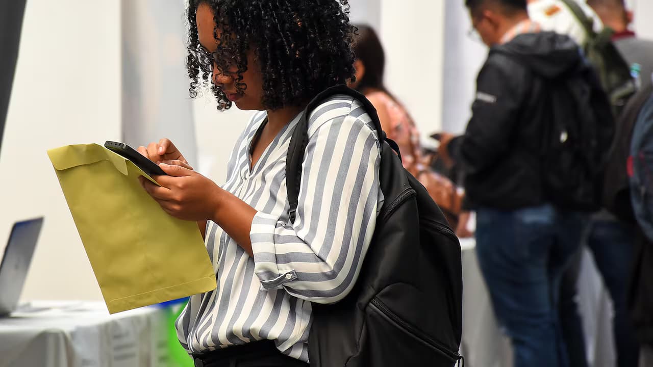 Vendedores informales en una calle de Colombia