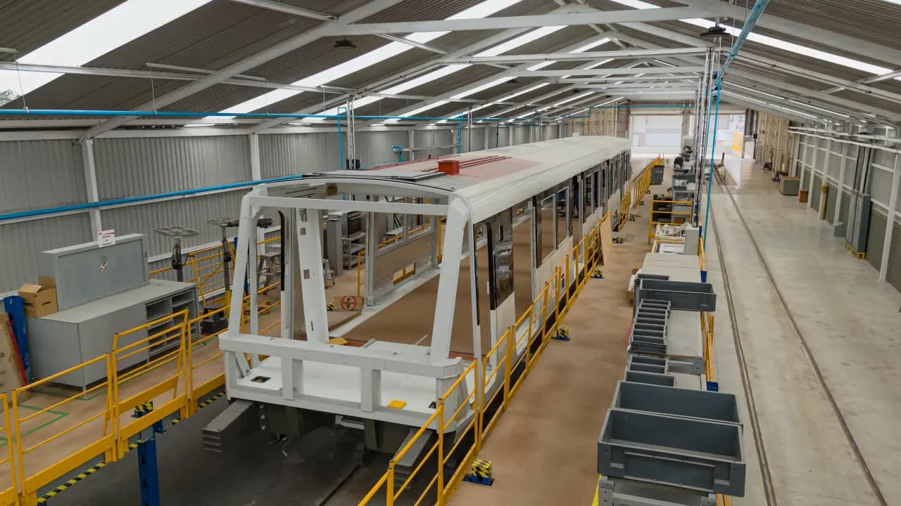 Vagones nuevos del Metro de Medellín en proceso de ensamblaje