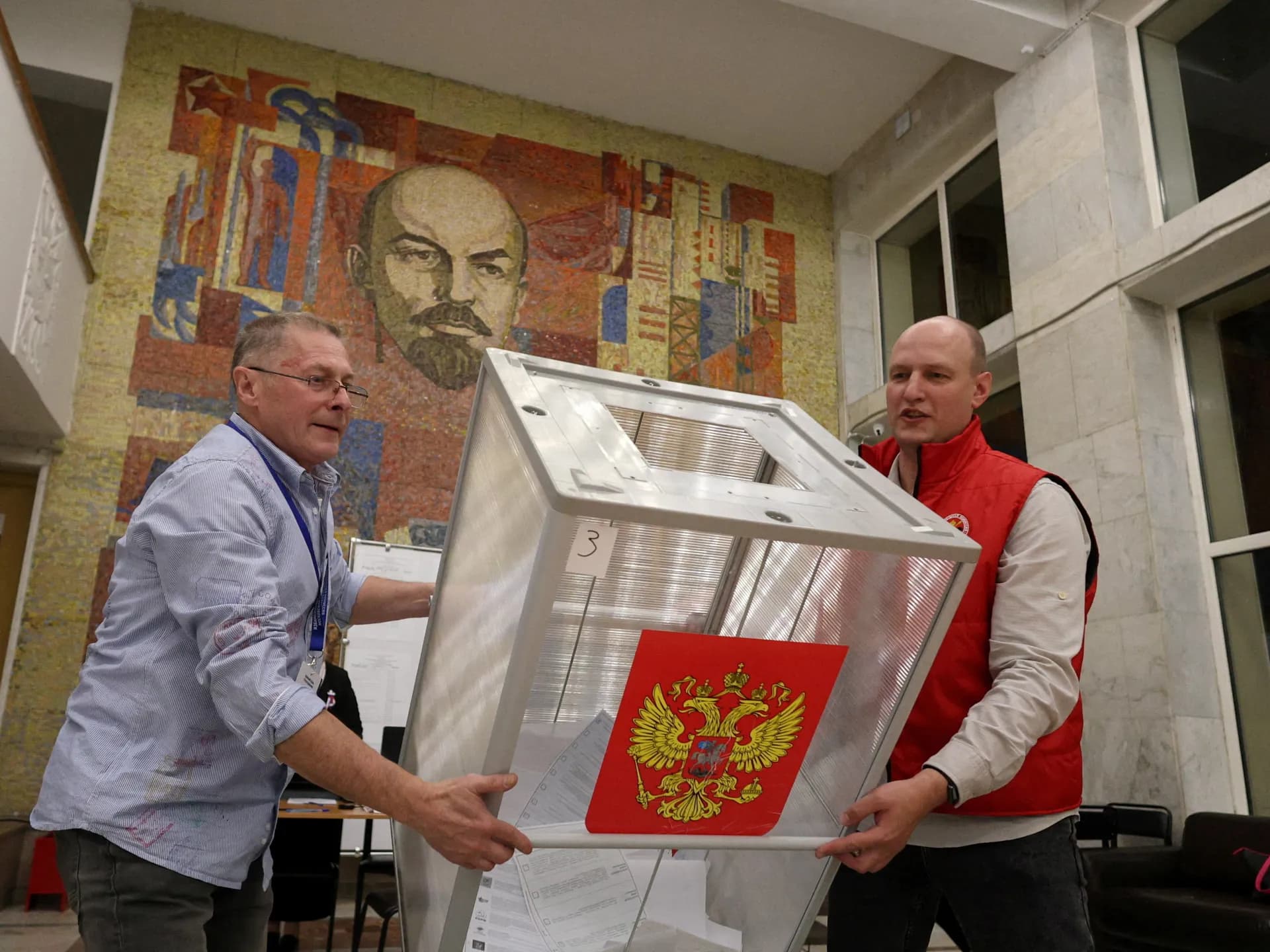 Miembros de una comisión electoral local vacían una urna antes del conteo de votos en Podolsk, cerca de Moscú