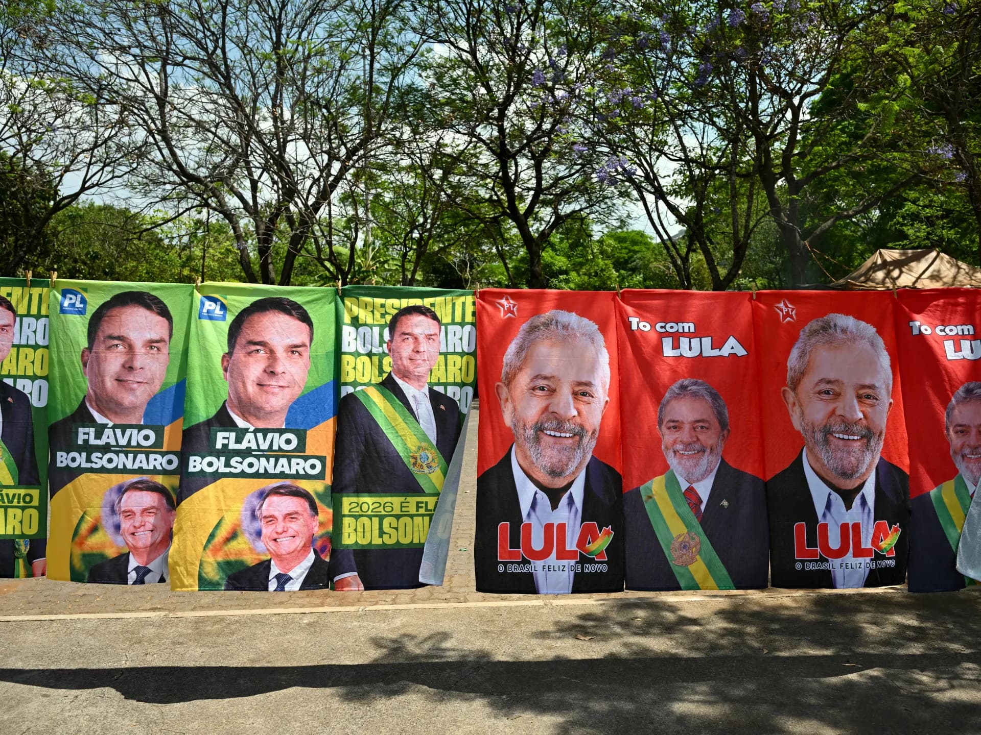 Toallas con los rostros de Flávio Bolsonaro y Lula da Silva a la venta en una calle de Brasil