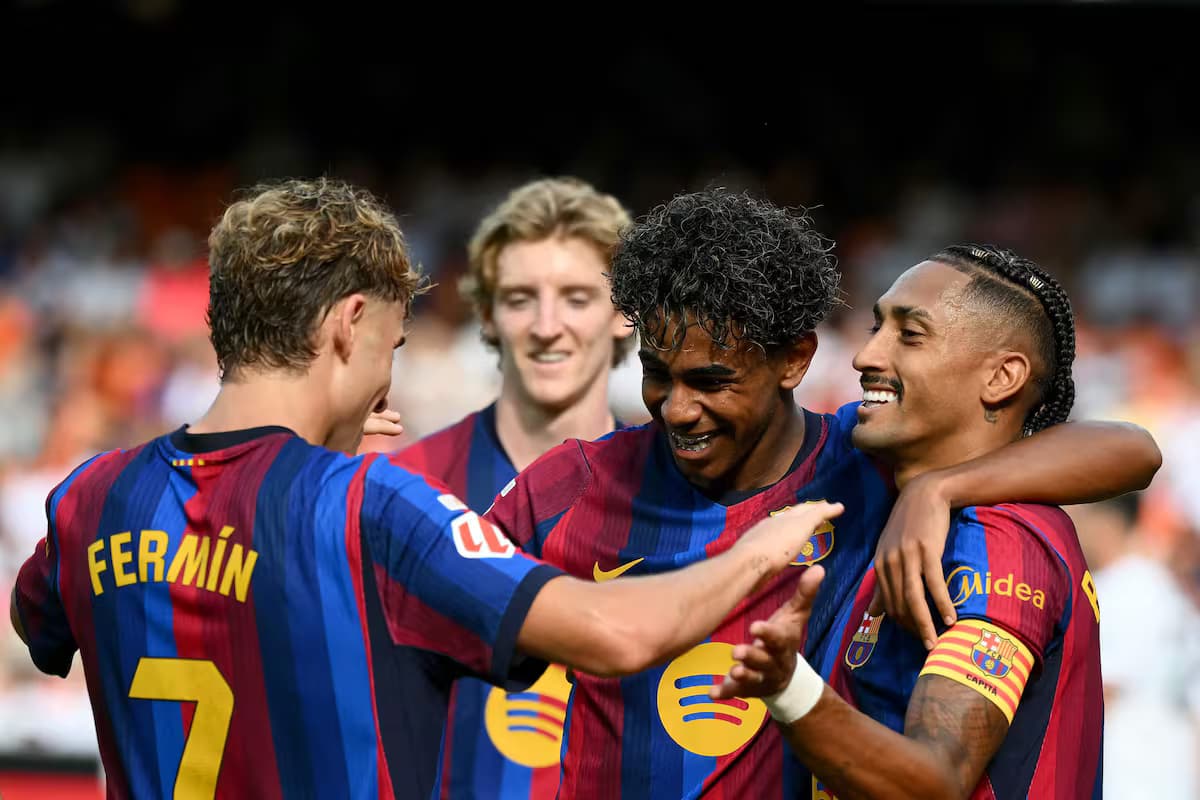 Los jugadores del Barcelona celebran un gol en Mestalla