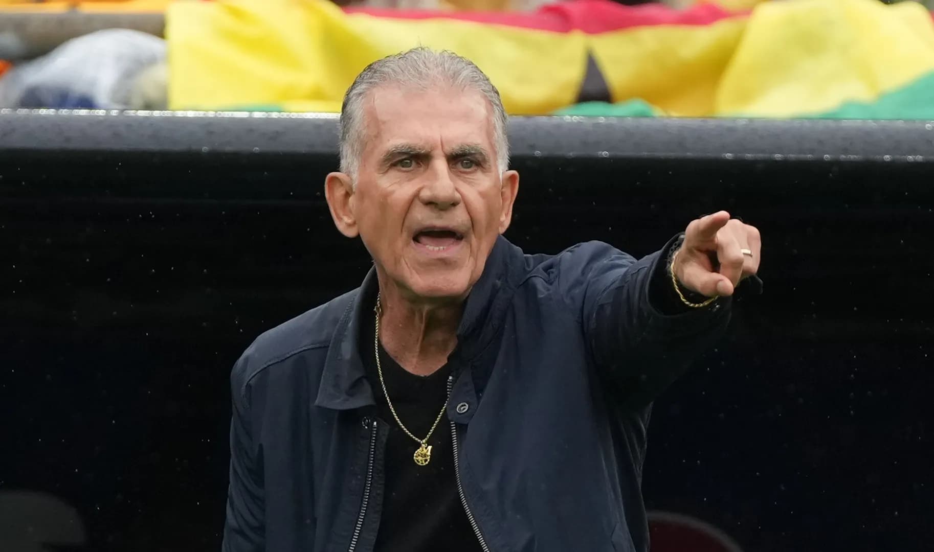 Carlos Queiroz, entrenador de Ghana, da instrucciones desde la línea de banda