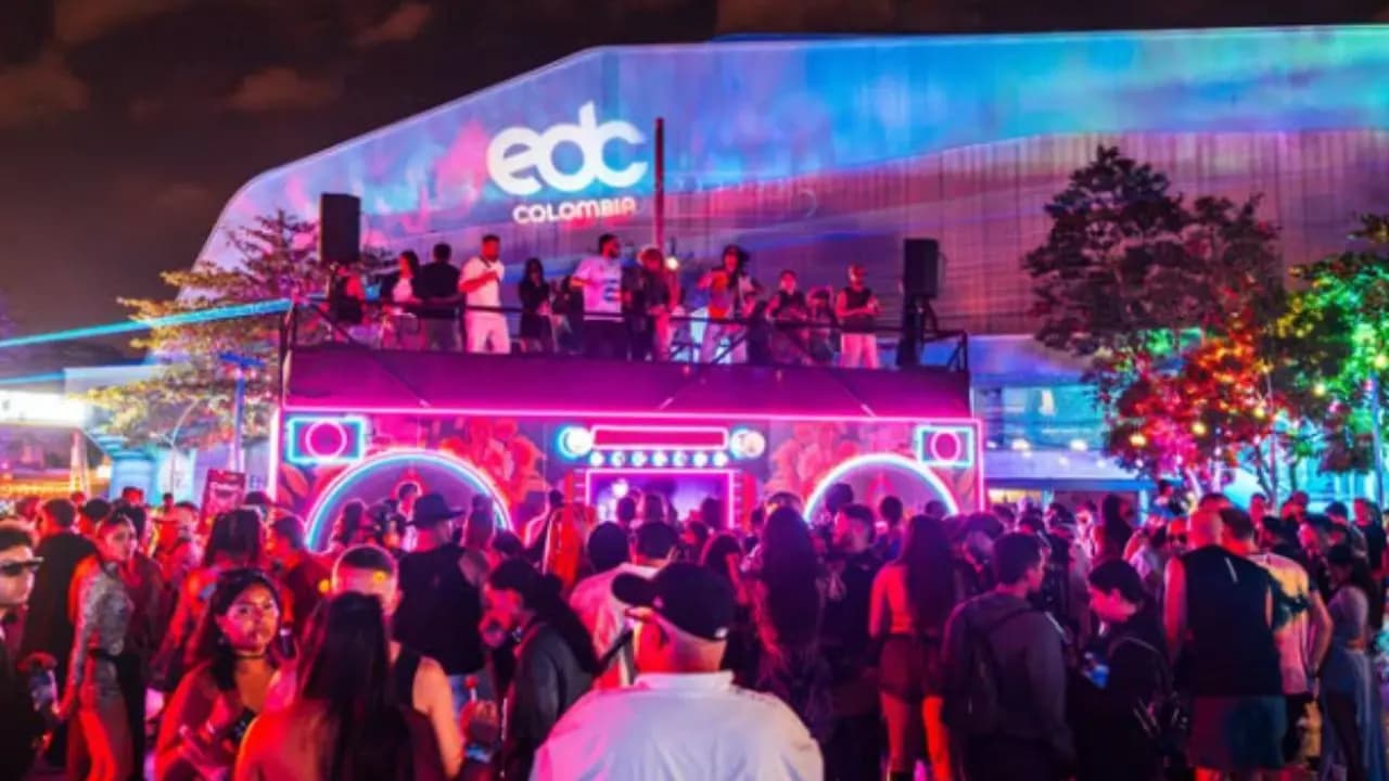 Asistentes al festival EDC Colombia frente al coliseo de la Unidad Deportiva Atanasio Girardot, en Medellín