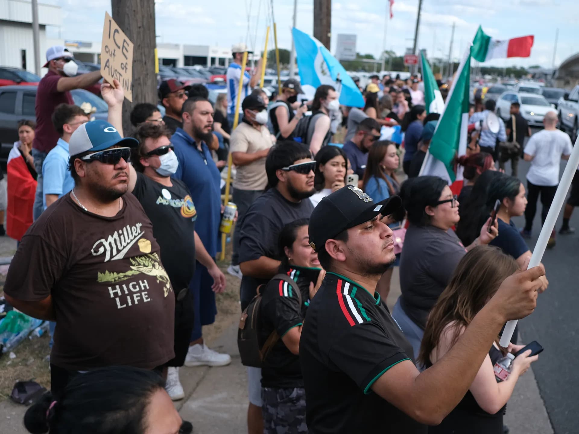 Personas protestan en el lugar donde un agente de inmigración disparó e hirió a un hombre en Austin, Texas