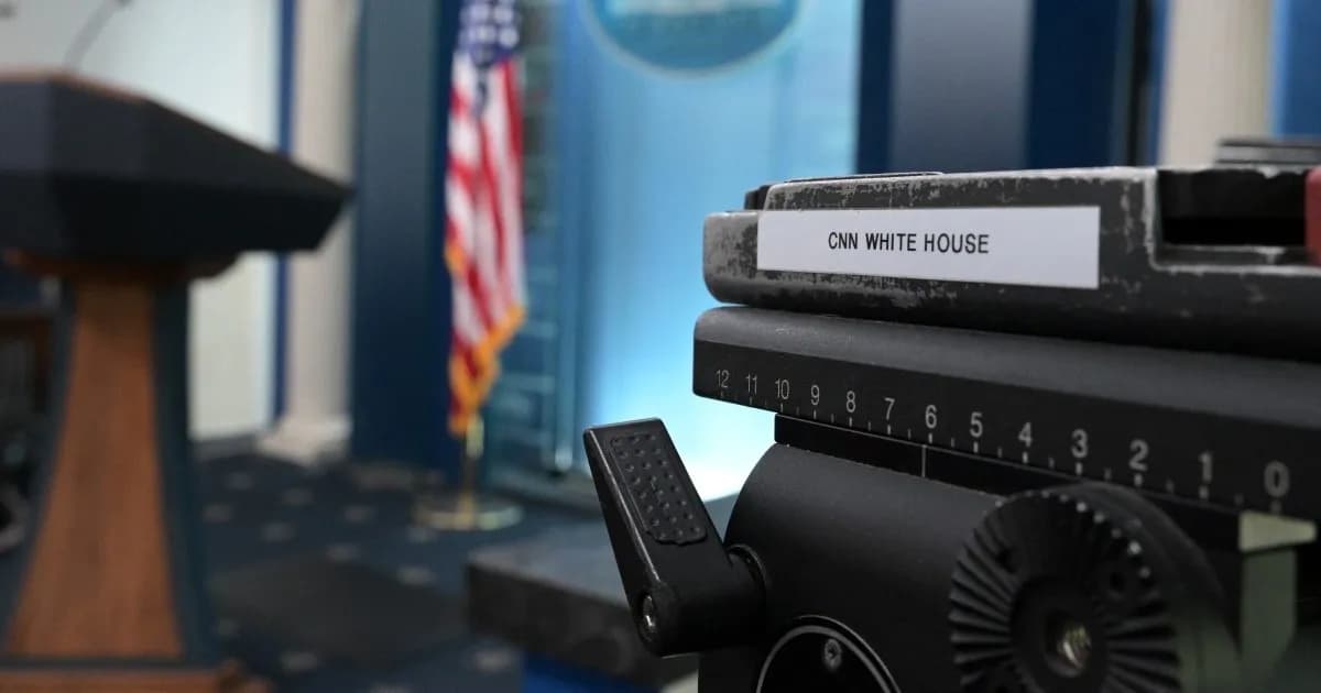 Equipo de cámara con una etiqueta de CNN en la sala de prensa James Brady de la Casa Blanca