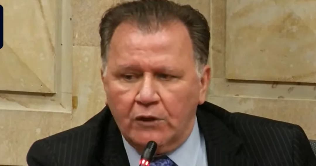 El ministro de Agricultura habla ante un micrófono durante una sesión en el Congreso