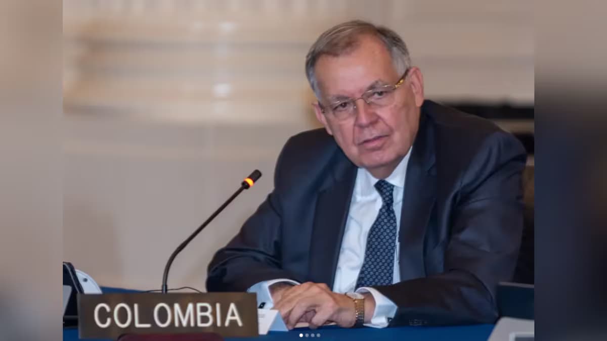 Alejandro Ordóñez, en una sesión de la OEA frente a la placa de Colombia