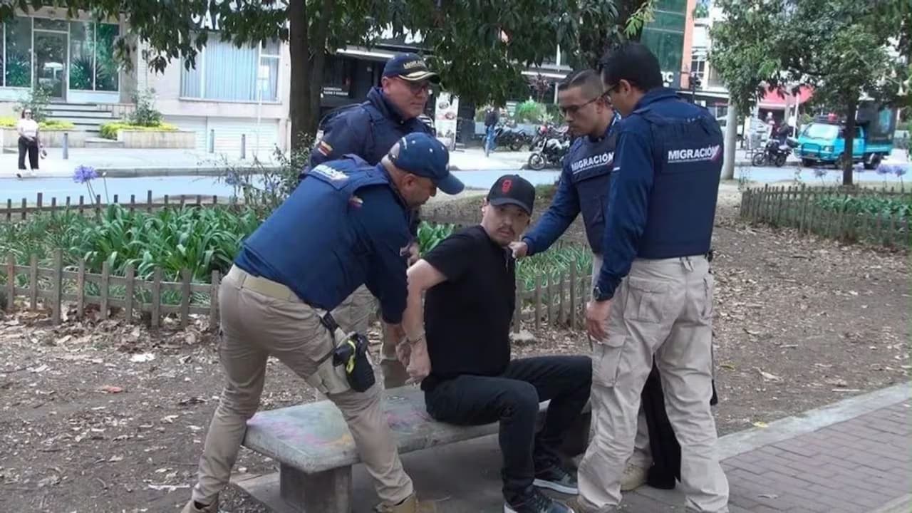 Sergei Vagin junto a agentes de Migración Colombia