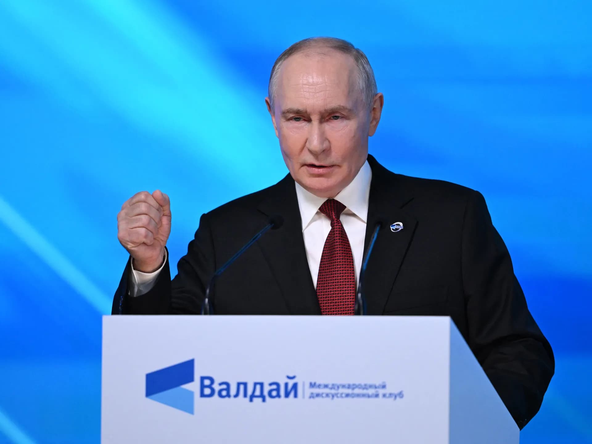 Vladimir Putin habla en un atril durante la reunión del Club de Debate Valdái en Moscú