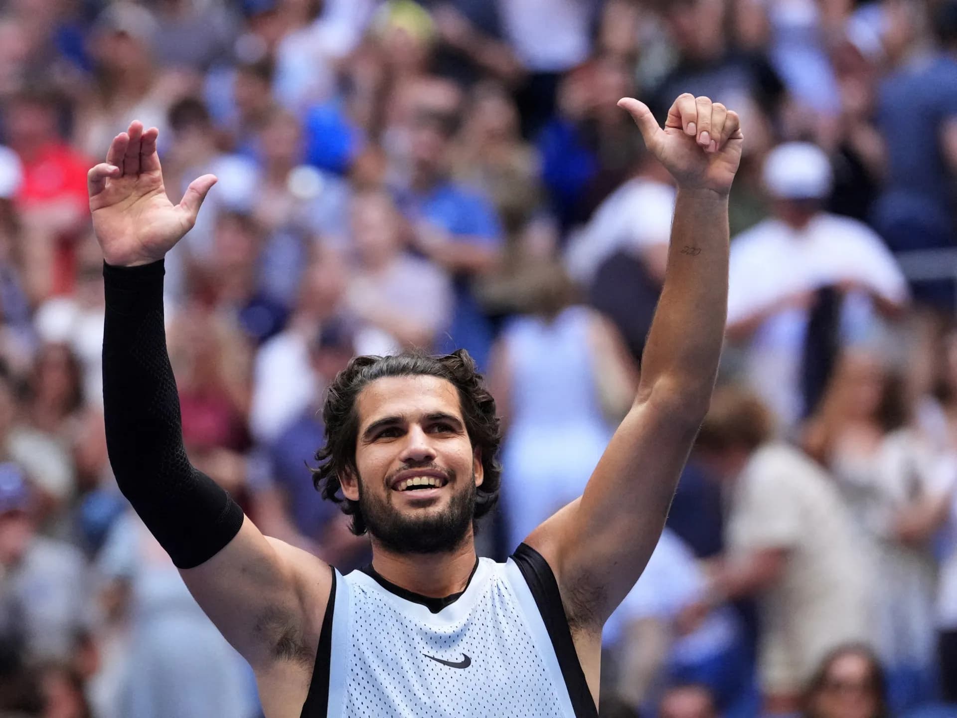 Carlos Alcaraz celebra su victoria sobre Tommy Paul en el US Open
