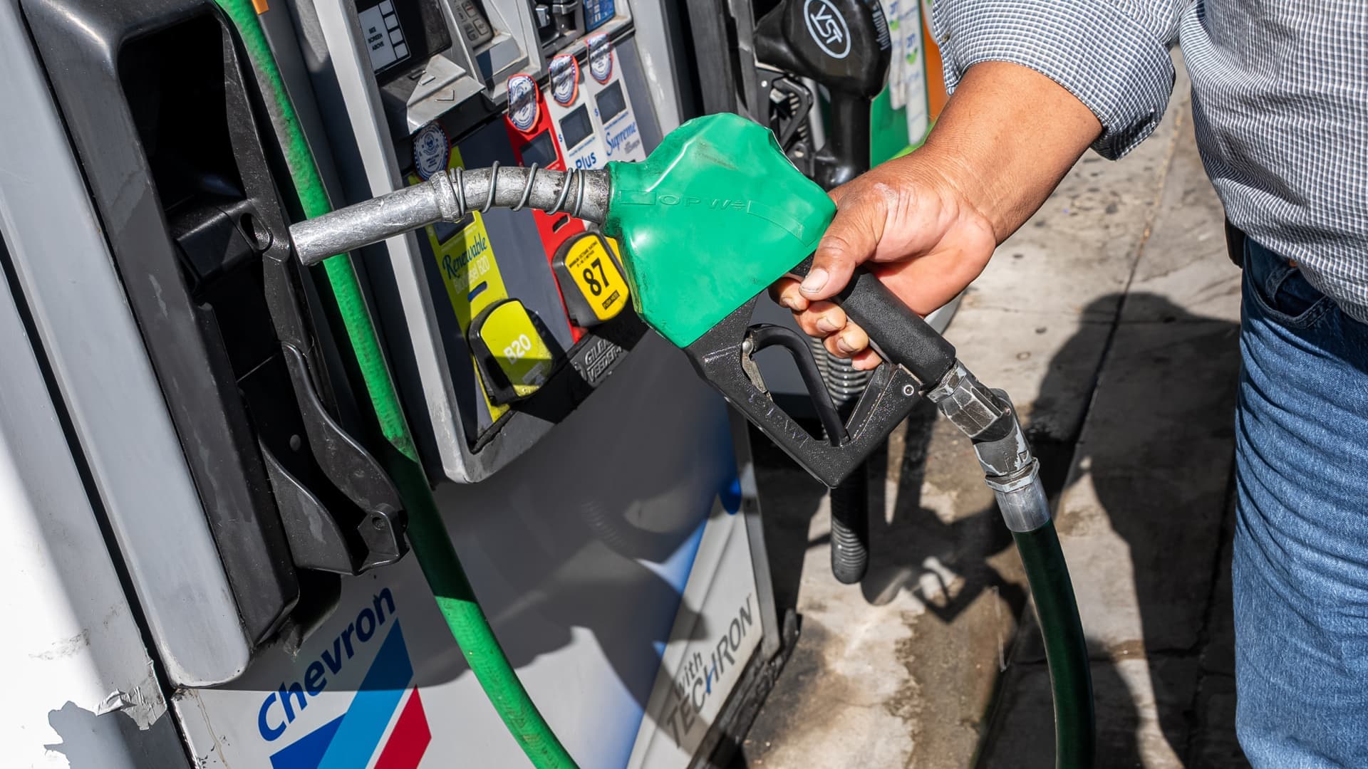 Un conductor llena el tanque de su vehículo con diésel en una estación de servicio de Estados Unidos