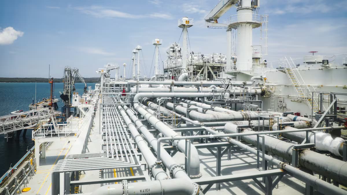 Tuberías en la cubierta de un buque regasificador de gas natural