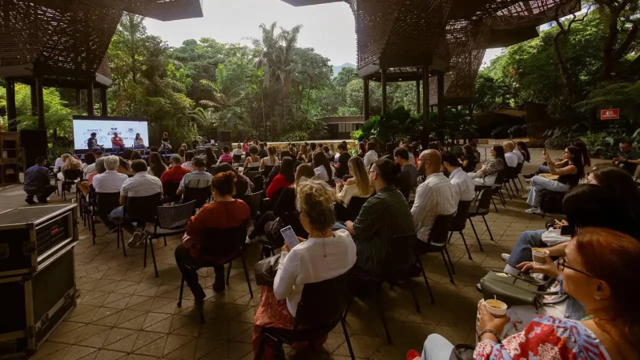 Público asistente a una charla al aire libre durante la Fiesta del Libro y la Cultura de Medellín