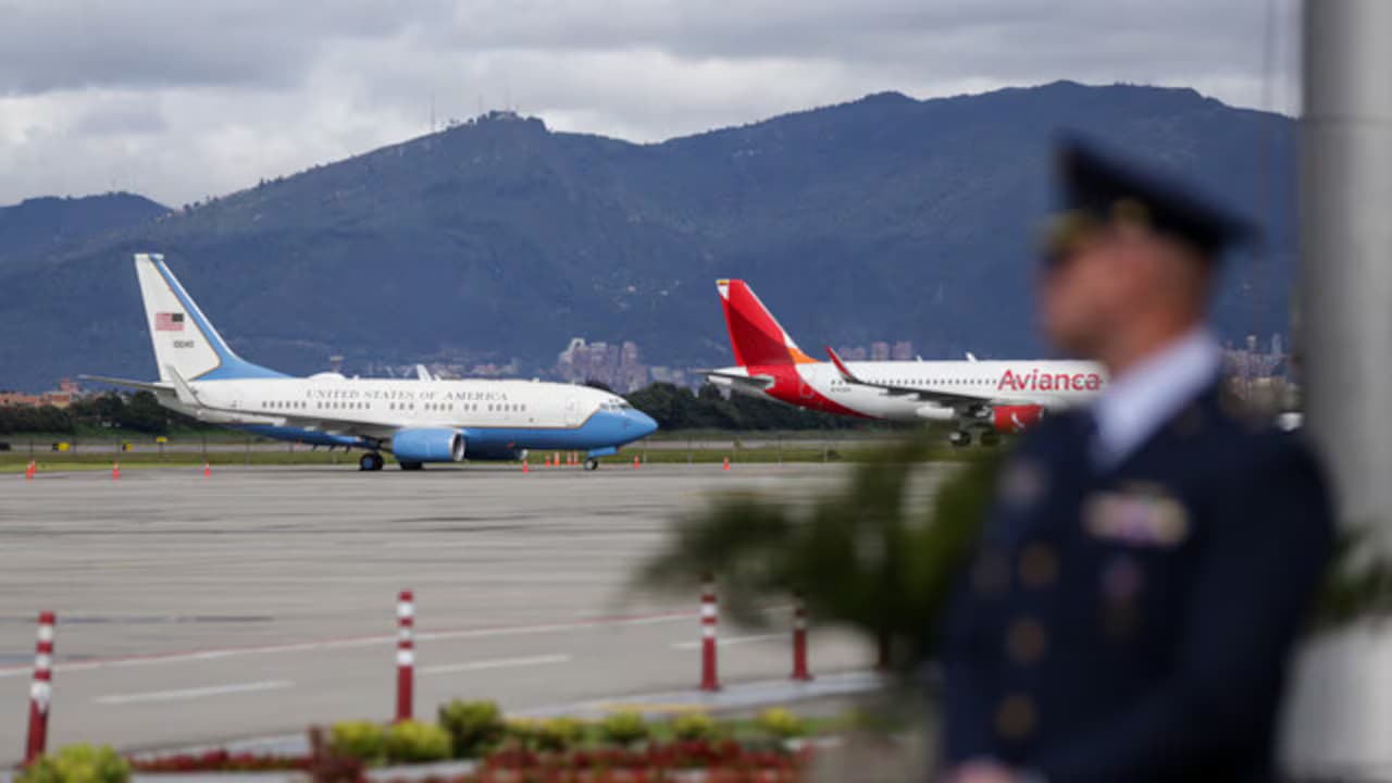 Aviones comerciales en la plataforma de un aeropuerto colombiano
