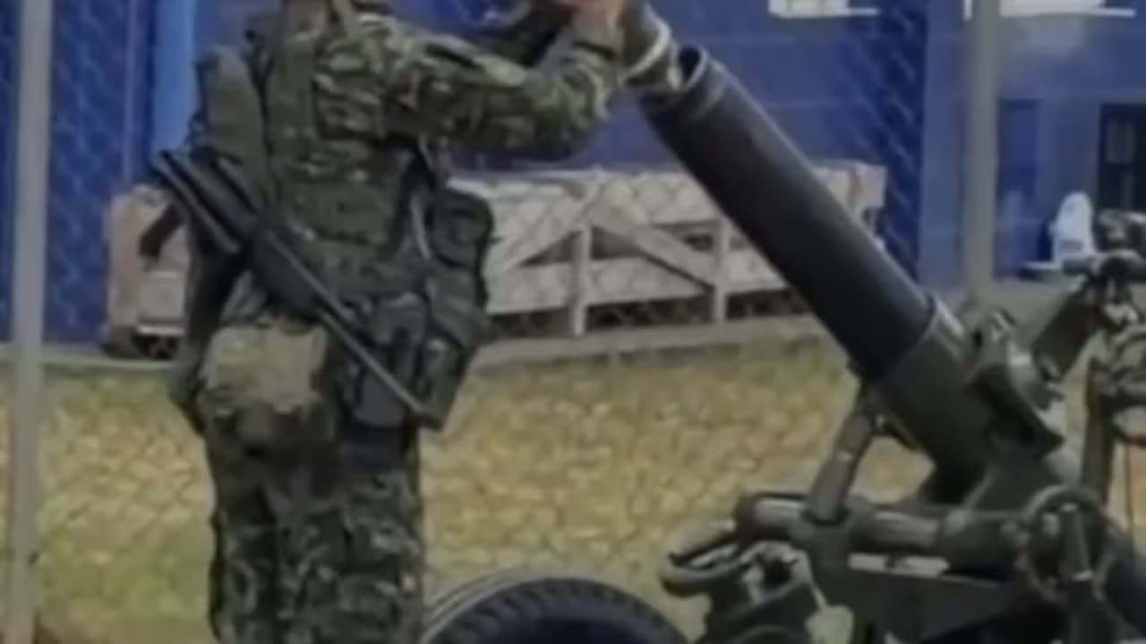 Un militar carga un mortero frente a una edificación de la Fuerza Pública durante los enfrentamientos en El Tambo, Cauca