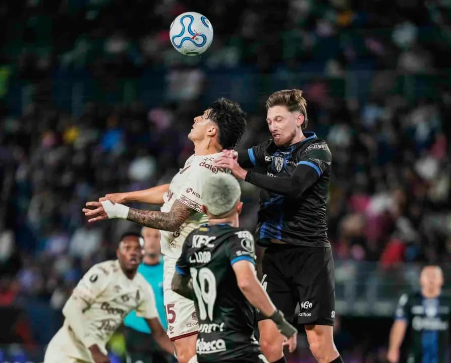 Un jugador de Deportes Tolima y otro de Independiente del Valle saltan a disputar un balón aéreo