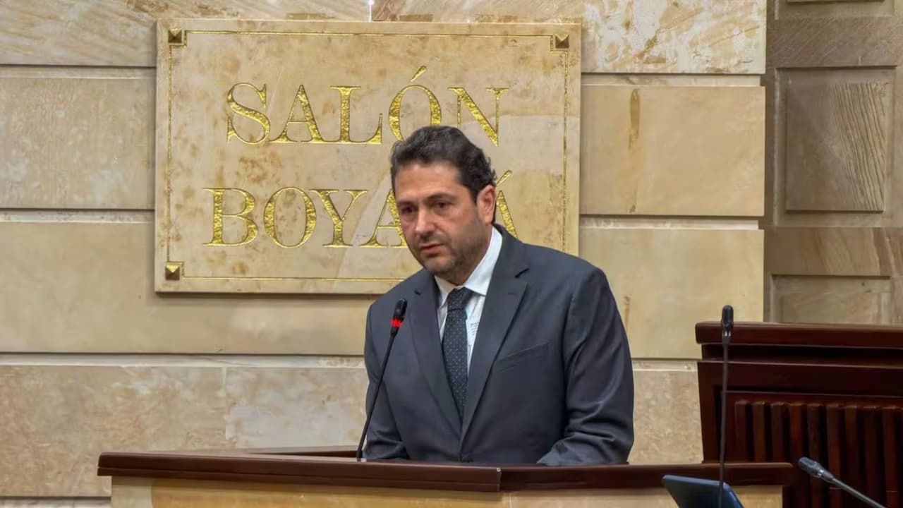 Jaime Uribe, gerente del Fondo Milagro, habla en el Salón Boyacá del Congreso