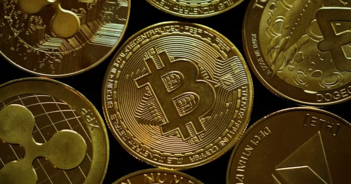 Monedas físicas que representan bitcóin, ether, XRP y otras criptomonedas