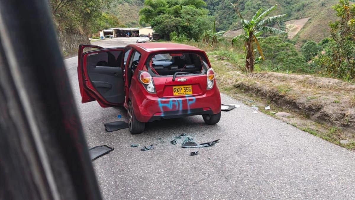 Vehículo de la Policía abandonado en la vía Cúcuta-Ocaña tras el secuestro de tres uniformados