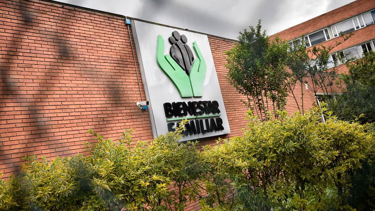 Fachada de una sede del Instituto Colombiano de Bienestar Familiar con el logo de la entidad