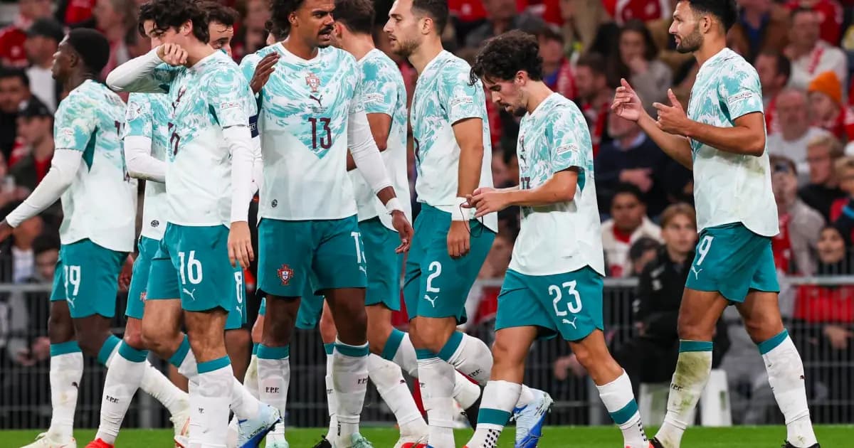 Jugadores de Portugal celebran un gol ante Dinamarca en el estadio Parken de Copenhague