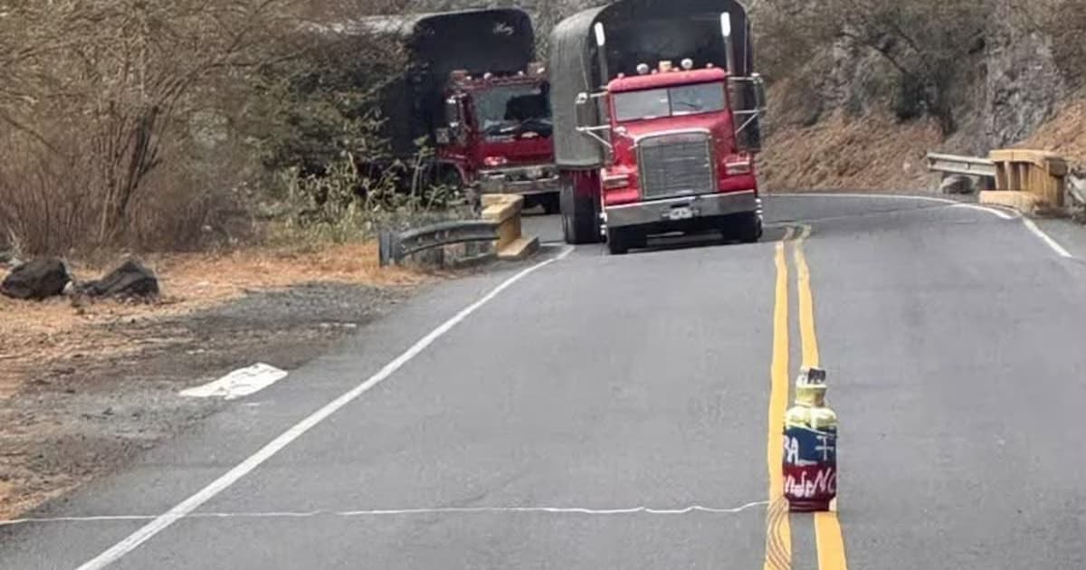 Un artefacto explosivo sobre la calzada de la vía Panamericana, con camiones detenidos al fondo