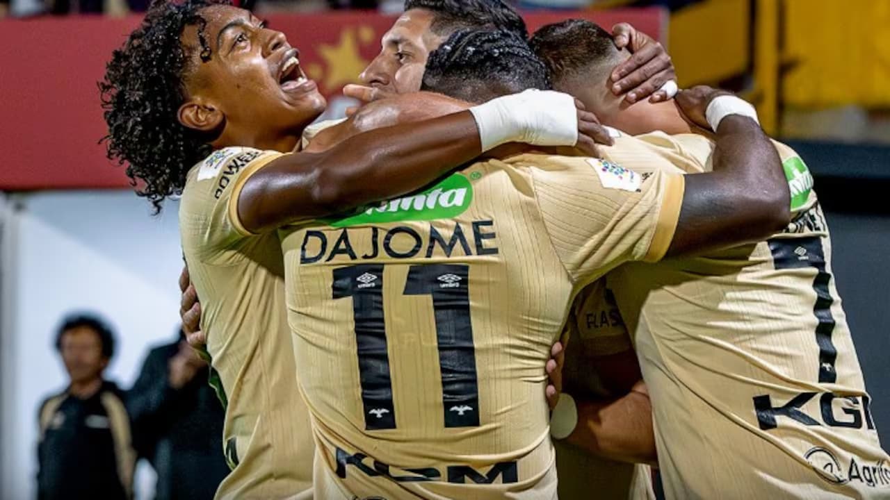 Jugadores de Internacional de Bogotá celebran un gol abrazados a Cristian Dájome
