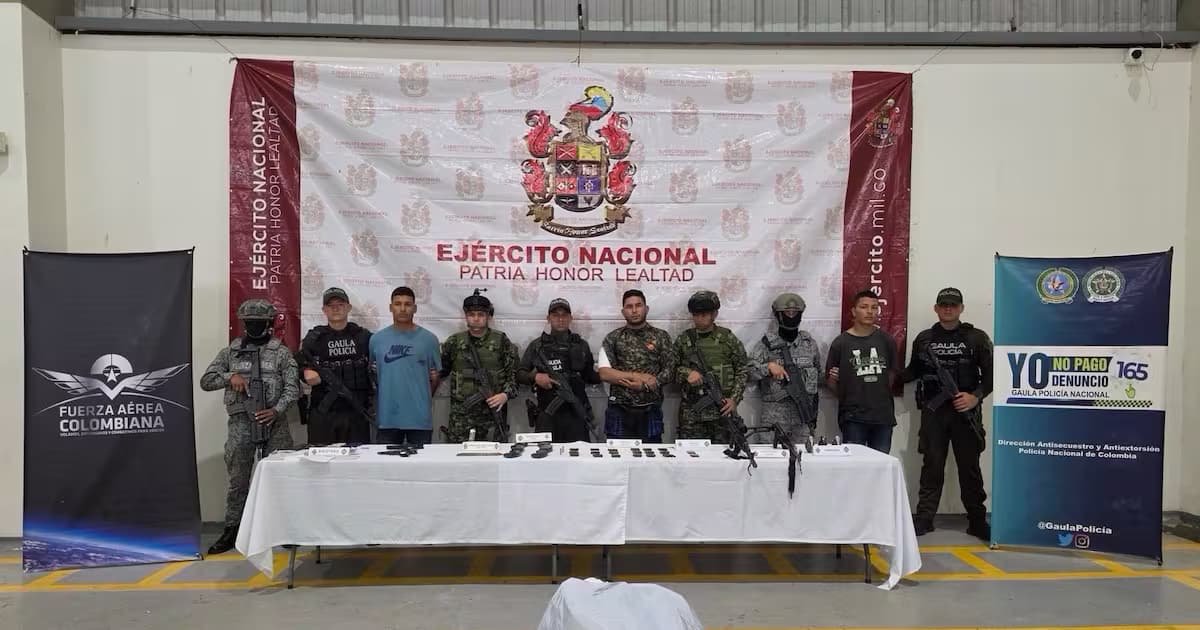Militares y policías presentan a los capturados y el material incautado en la operación contra las disidencias en Meta