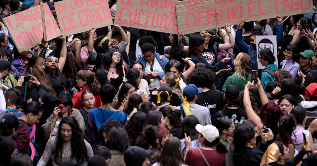 Artistas tendidos en el asfalto durante el plantón frente al Ministerio de las Culturas