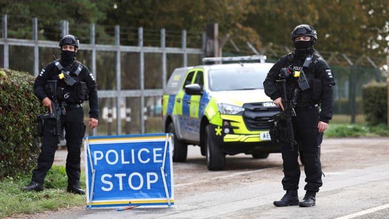 Policías armados custodian un control cerca de la base aérea de RAF Fairford, en Inglaterra