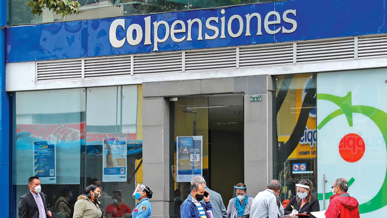 Usuarios a las puertas de una oficina de Colpensiones
