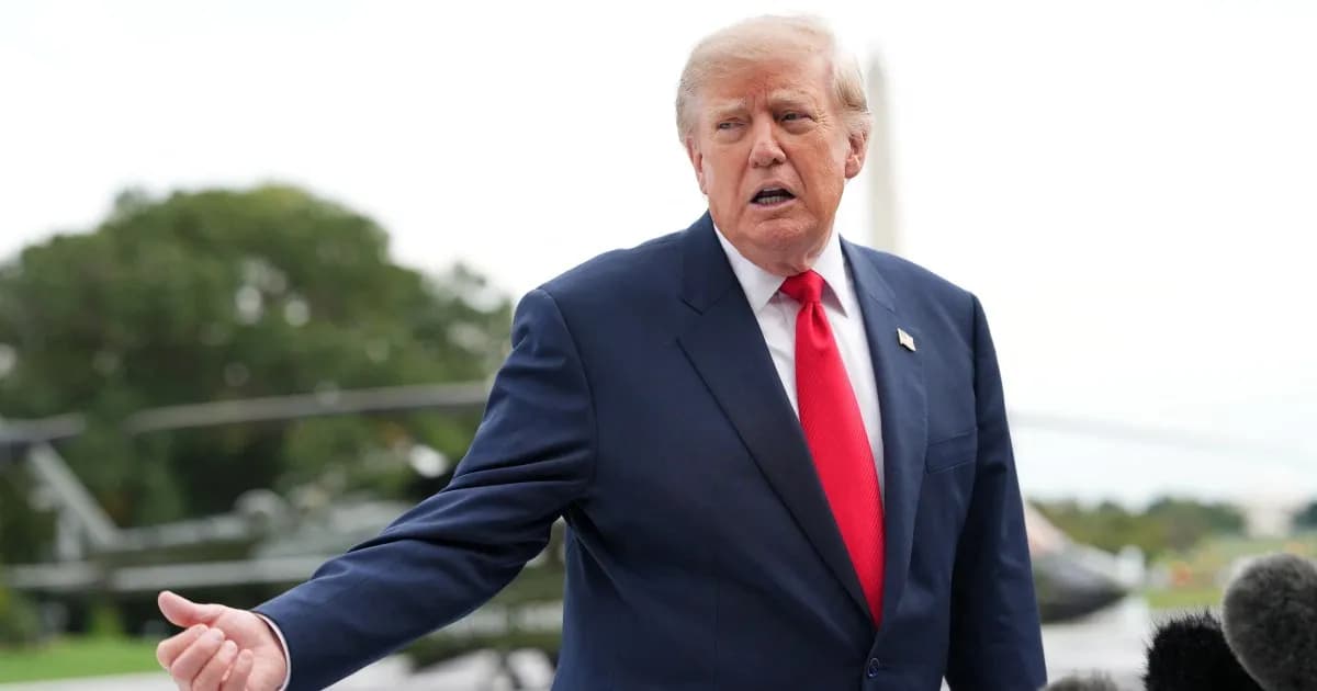 Donald Trump habla con periodistas en los jardines de la Casa Blanca, con un helicóptero al fondo
