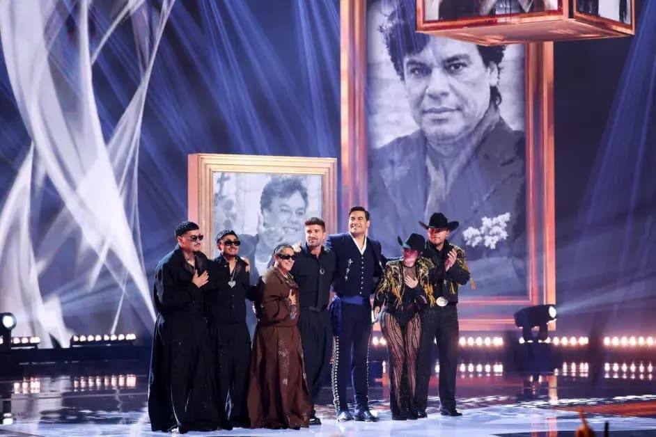 Artistas en el escenario durante el homenaje a Juan Gabriel en los Premios Billboard de la Música Latina 2026, en Miami
