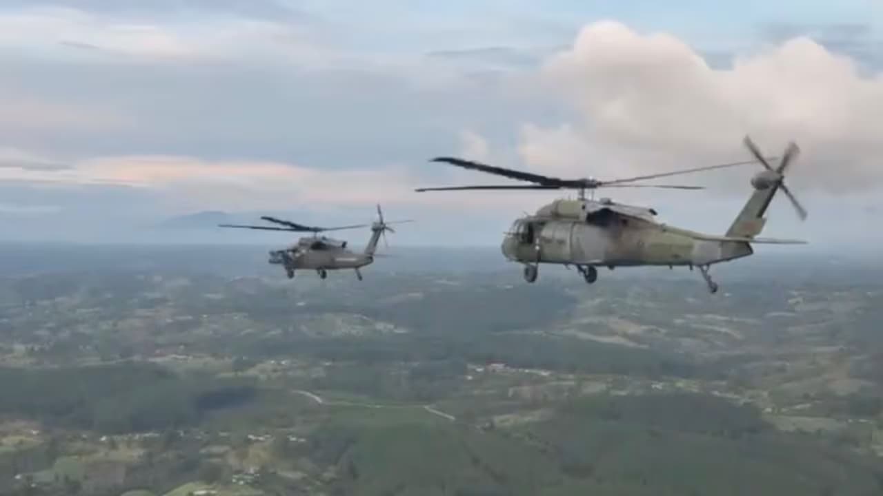 Helicópteros Black Hawk del Ejército en vuelo (imagen de referencia)