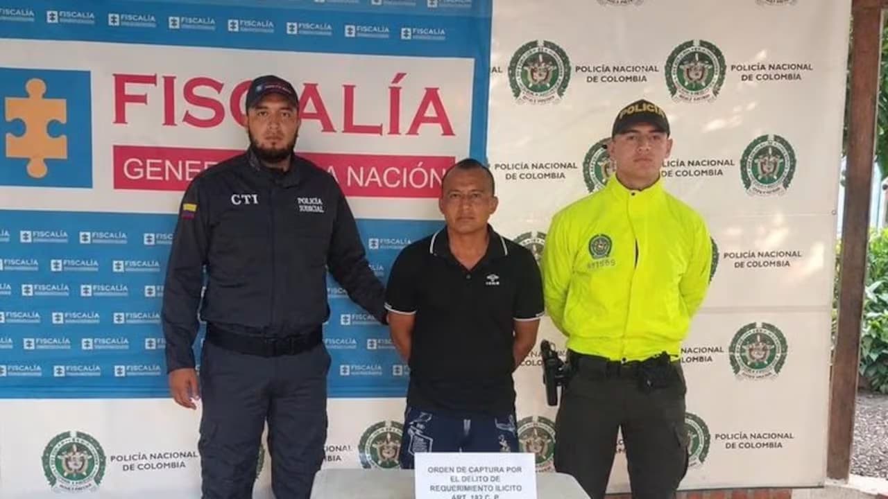 Alias Chichero, custodiado por un agente del CTI y un policía tras su captura