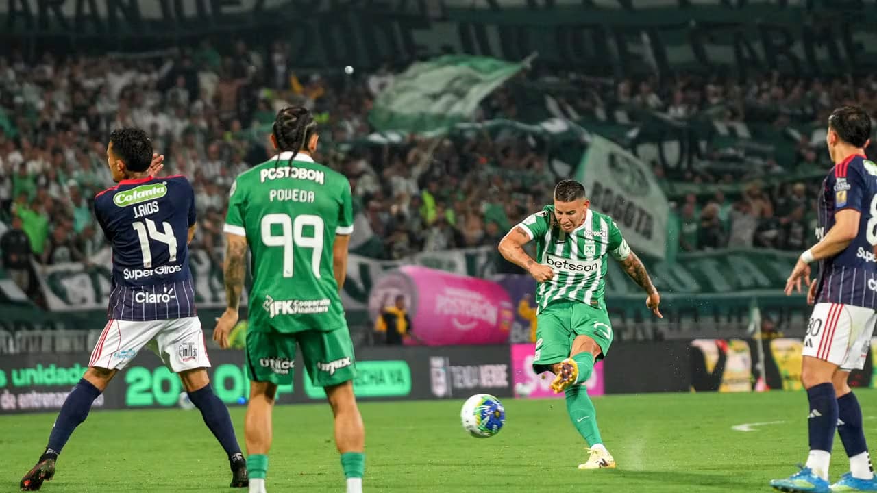 James Rodríguez remata con la camiseta de Atlético Nacional en el estadio Atanasio Girardot