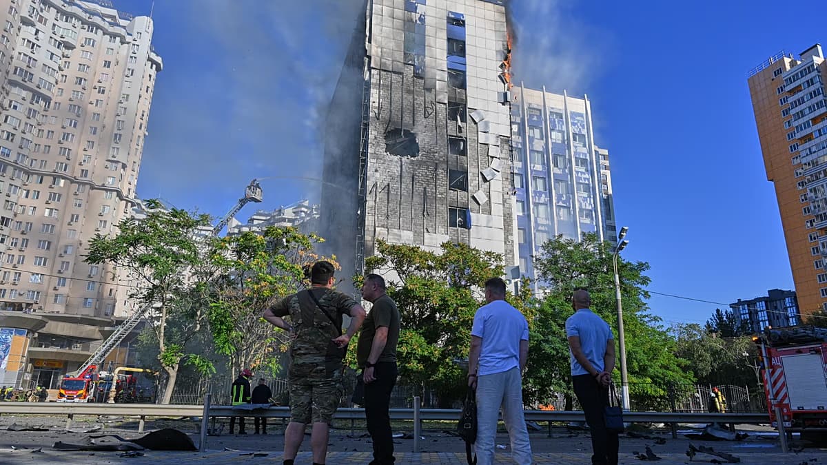 Bomberos apagan el incendio de un edificio residencial alcanzado por un ataque en Ucrania