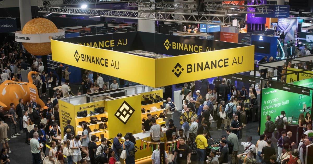 Estand de Binance en una feria de criptomonedas