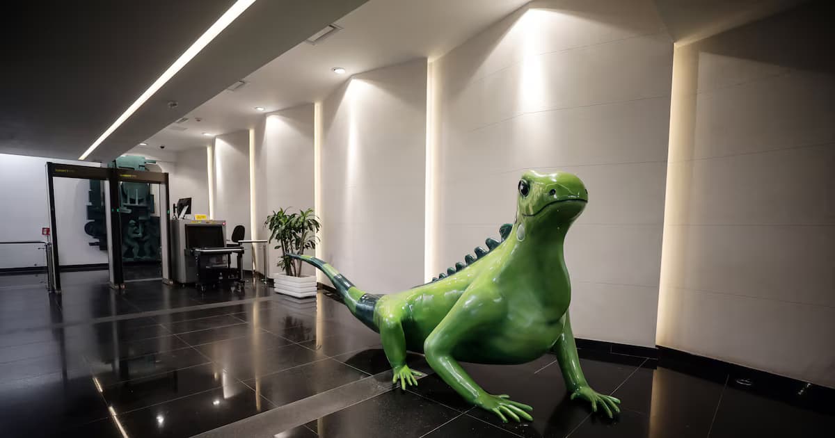 Vestíbulo de la sede de Ecopetrol en Bogotá, con la escultura de una iguana verde