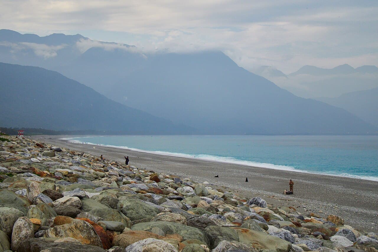 Costa del océano Pacífico cerca de Hualien, en el este de Taiwán, con la cordillera Central al fondo, en una fotografía de archivo