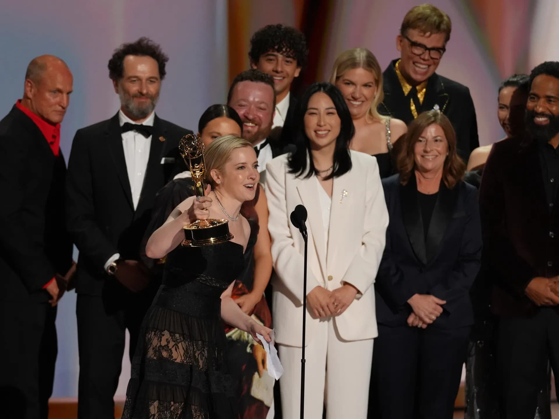 Katie Dippold y el equipo de Widow's Bay reciben el Emmy a mejor serie de comedia en Los Ángeles