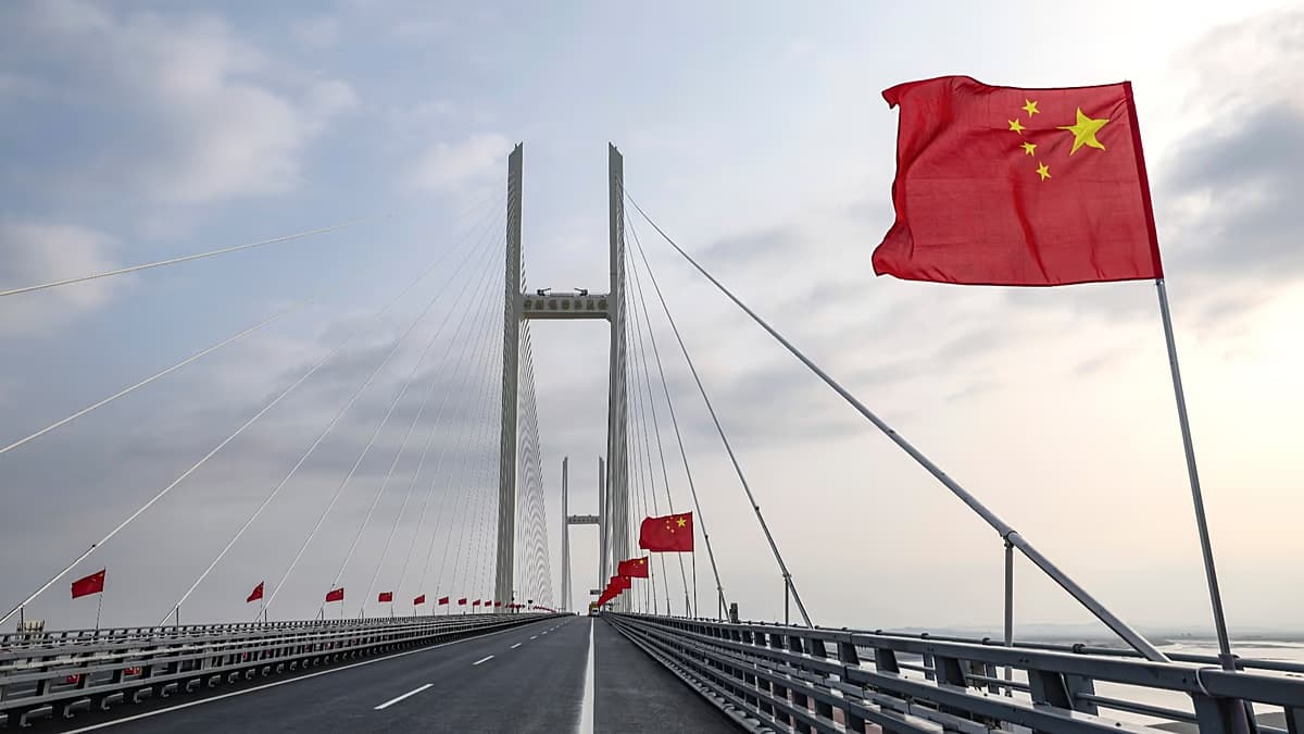 Banderas chinas a lo largo del nuevo puente atirantado sobre el río Yalu