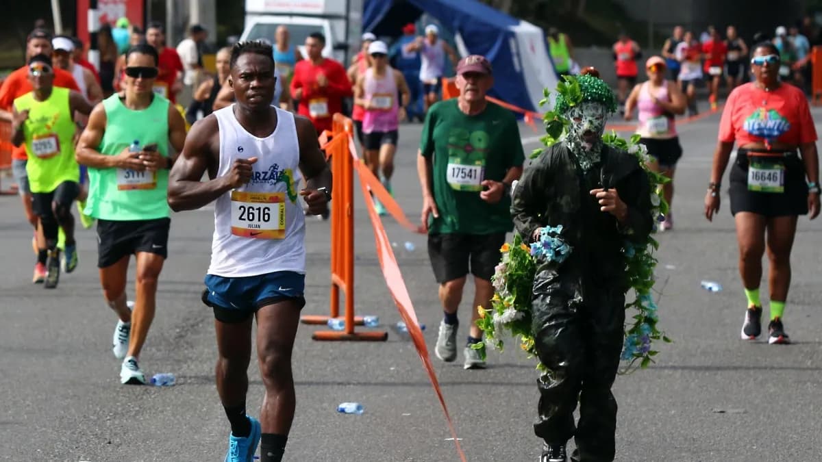 Corredores durante el recorrido de la Maratón de Medellín