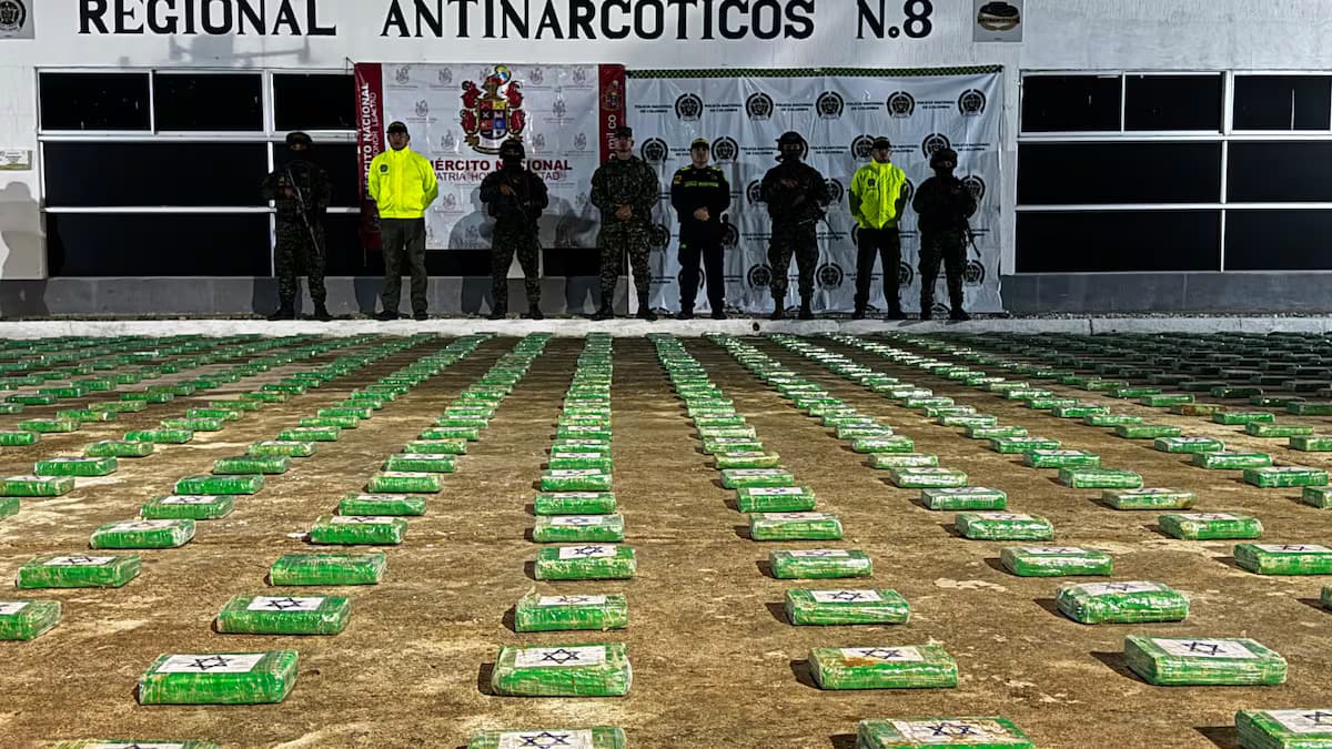 Paquetes de cocaína incautados, alineados frente a la sede de la Regional Antinarcóticos de la Policía