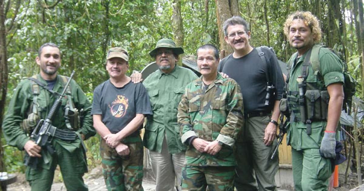 Integrantes del Comando Central del ELN posan en un campamento en la selva, en una fotografía de archivo